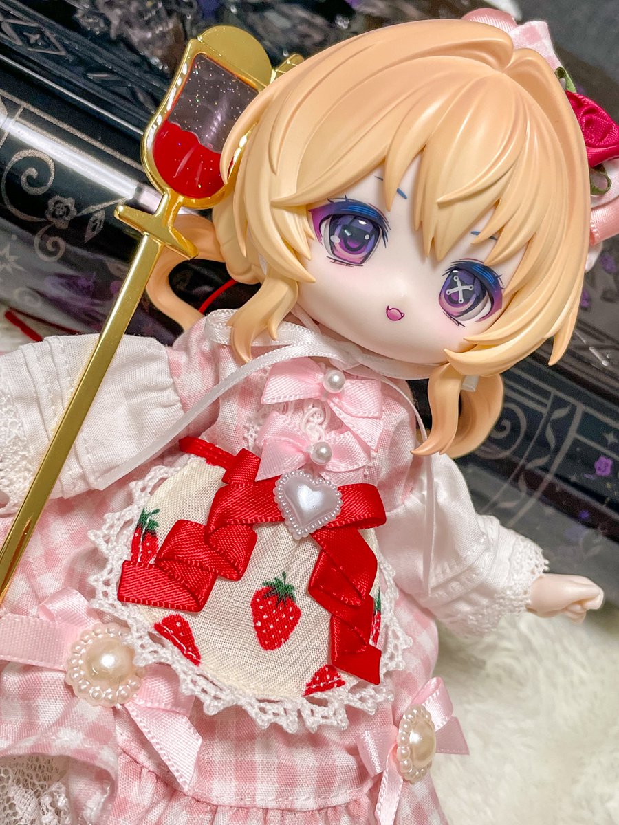 cotarou's tweet photo. まのんさんの新作ボニバニ6服が届いたので早速お着替えしてみましたが写真よりはるかに現物の可愛さの破壊力がすごくてめためたでろでろになってました💕
食べ物モチーフに弱くて今回はいちごミルクを選ばせてもらいましたが青い方も絶対かわいいよこれ！
いつも素敵な服をありがとうございます！ https://t.co/VmDKX5DhkU