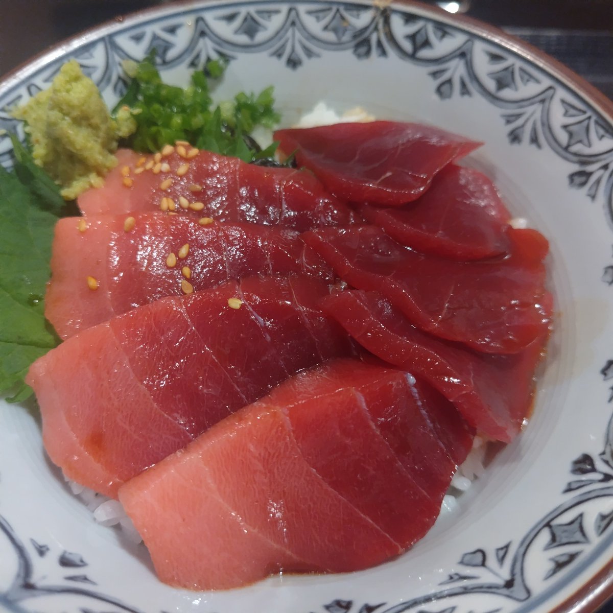syotemae's tweet photo. 氷河期世代の弱者男性は築地長生庵さんでマグロ、お蕎麦。お水のうるさいお姉さんを添えて。 https://t.co/wmuqjueaAz