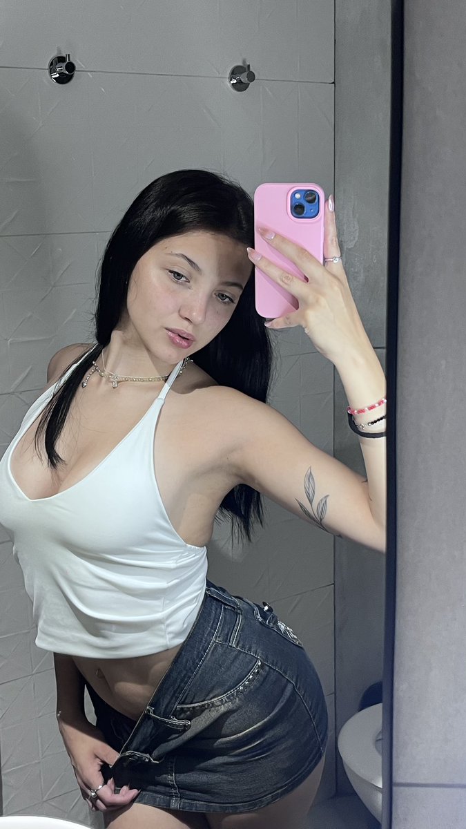 Mistyjanne's tweet photo. mirror pic with this kind of energy that makes people type carefully https://t.co/RI0KkZ2Zw3