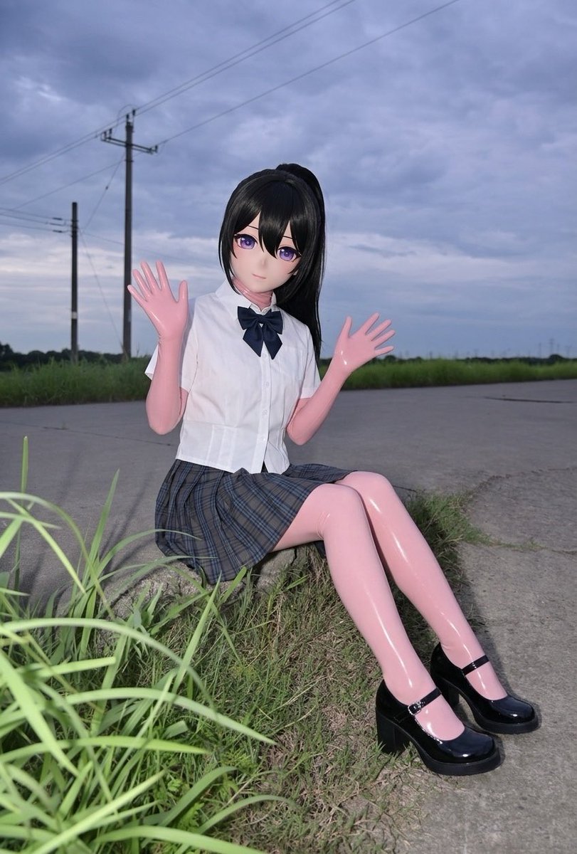 sisiruxing's tweet photo. 吹吹晚风～
#Latex #RubberDoll #kigurumi https://t.co/yU2aDWstDH