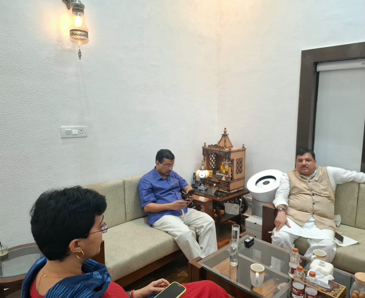 bstvlive's tweet photo. दिल्ली
➡संसद मार्ग थाने में अरविंद केजरीवाल
➡45 मिनट से DCP के इंतजार में बैठे केजरीवाल
➡संजय सिंह और आतिशी भी साथ में मौजूद
➡डीसीपी सचिन शर्मा अभी थाने नहीं पहुंचे हैं

#Delhi @ArvindKejriwal @SanjayAzadSln @AtishiAAP https://t.co/UZLSjoQ83r
