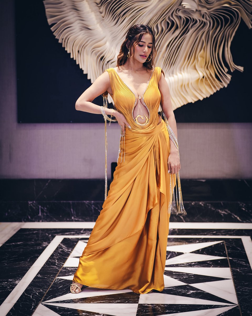 iPoonampandey's tweet photo. Khaleesi from Andheri. 😂👑 https://t.co/QZOTSrqqwa