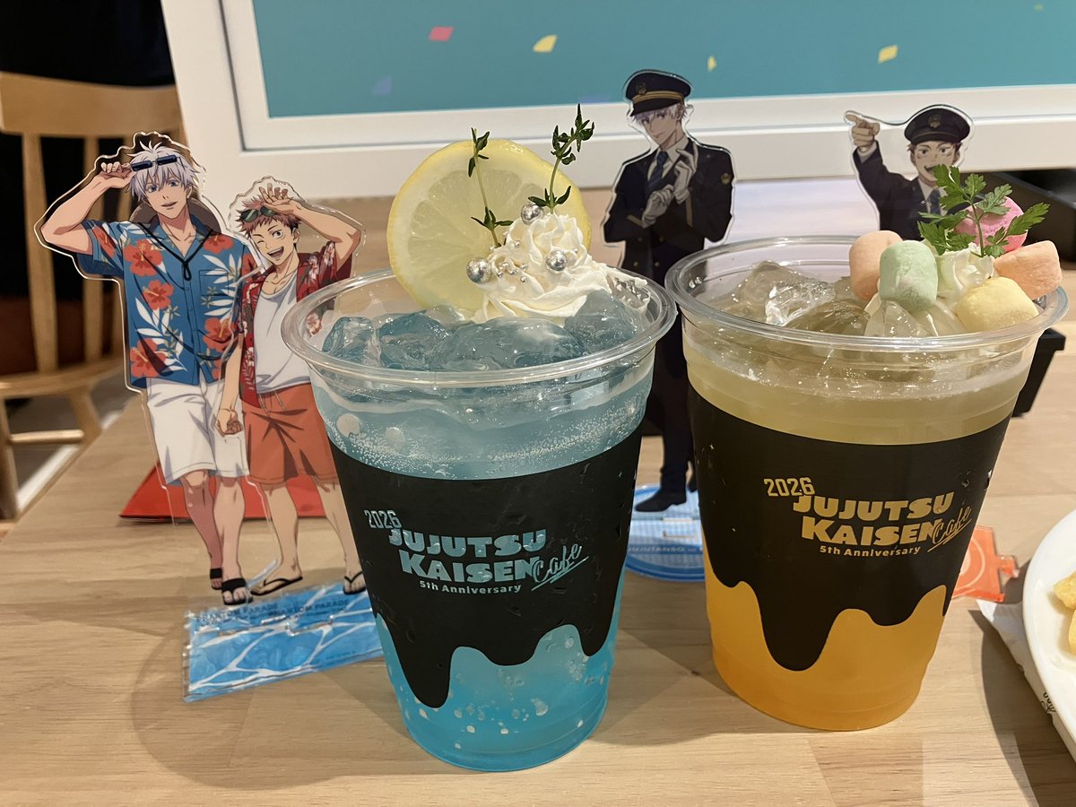 MayugeA's tweet photo. 呪カフェも行ってきた！
今喉痛いから先生のラムネが激しみた（笑）
今回食べられるメニュー少ないからとりあえず真希さん頼んだらボリューミー💦
フードが先にきて、ドリンクが注文から20分こなかったよ・・・・料理と一緒に写メしたいが冷めちゃうから食べた
(´｡･ч･｡｀)ŧ‹"ŧ‹"
席は先生の前！ https://t.co/JmcITSLMVp