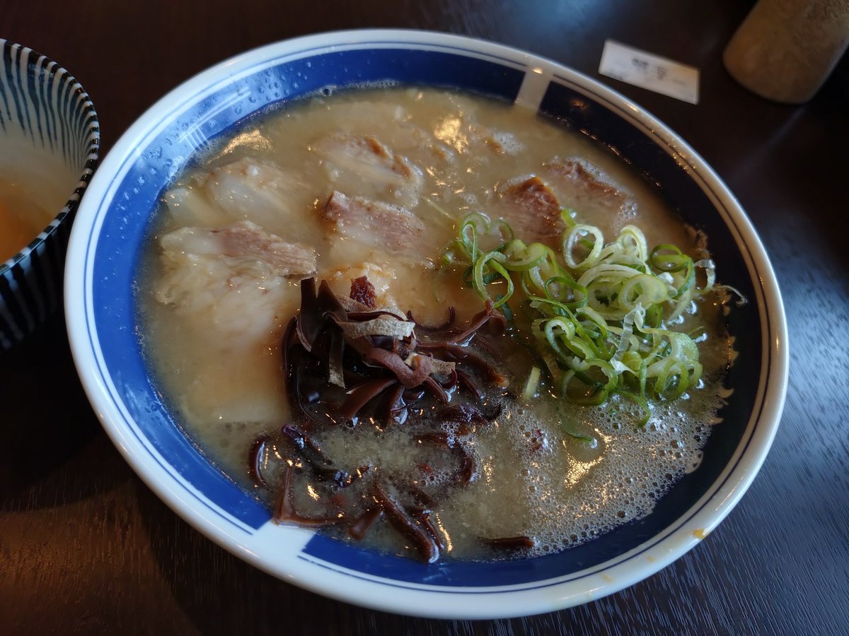 4man_FEH's tweet photo. 宮崎市内へ移転オープンした㋶店へ、再訪アタック💥🚘
(移転前は深夜のみの営業でなかなか行く機会がなかった😂)
濃厚すぎず、あっさりすぎずの絶妙な塩梅がお箸をグイグイすすめてくれましたね🍜
今回も美味しくいただきました!🍽️ https://t.co/jXaOqFabGJ
