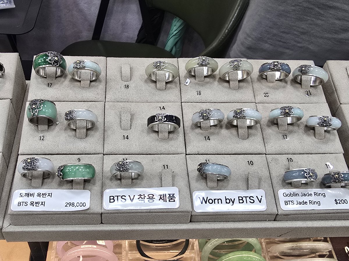 msy9333's tweet photo. 광화문공연때 태형이가 낀 옥반지 6개 
직접보고사고싶어서 매장와서골라봤어요 
주문폭주로 2주나걸린다고 이거여름스타일인데 😍 그래두넘기분좋은날
#BTSV #V #태형 https://t.co/9pknIdSdNx