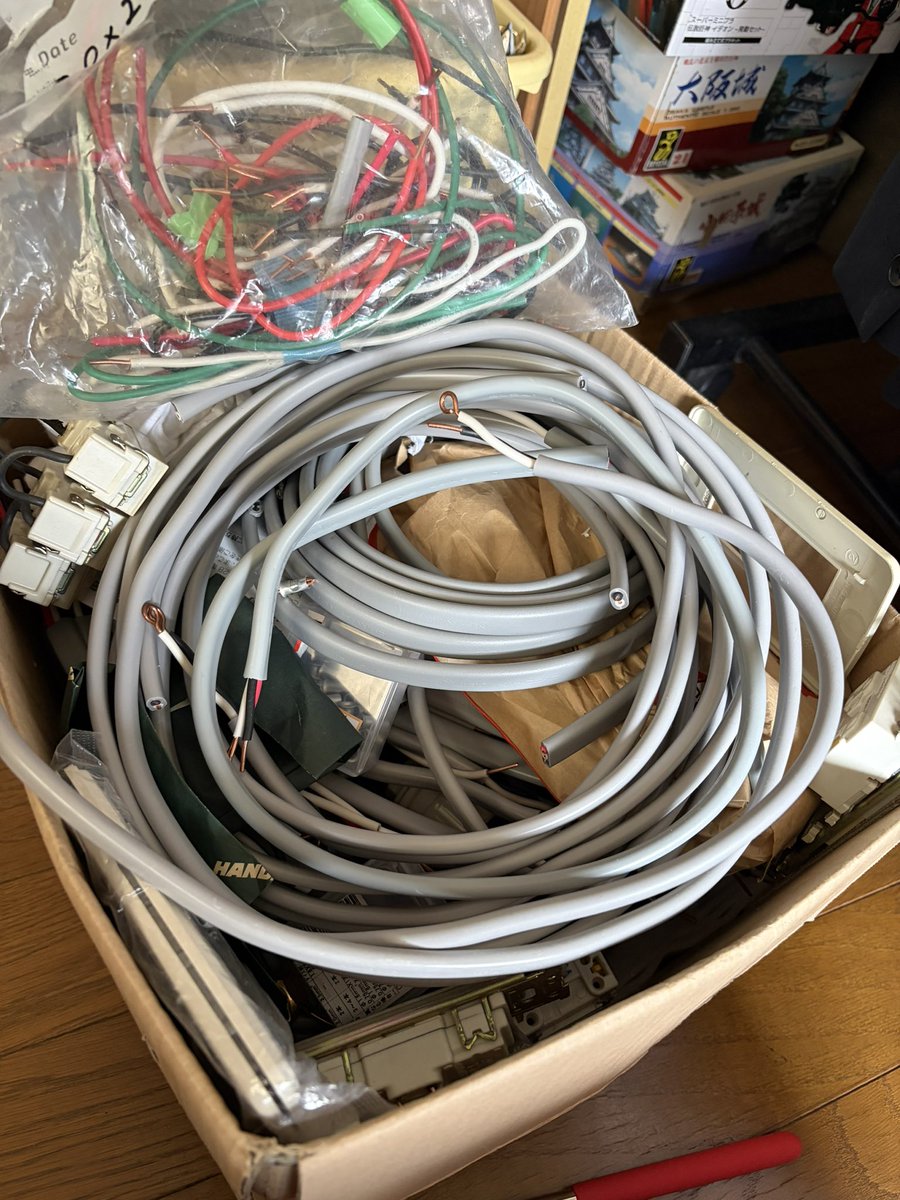 sikasuke2020's tweet photo. 昨日からやたらと電気工事士の話題が上がってくるなと思っていたら一昨日？実技だったらしい。受けた方々お疲れ様でした。
実技対策で使ったケーブルは被覆を剥いて売りに出せばそこそこの金額になるかもですが意外とコンセント増設やスイッチ配置換えで使えたりするので保管しておくのも手かも https://t.co/fn6tpdYiBa
