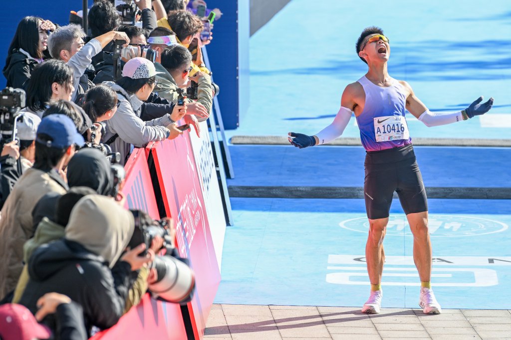 hwinglui's tweet photo. [Just smashed a 10K PR when I thought my legs would give out mid-run. Growth hits right outside your comfort zone—go chase that next win!]， https://t.co/ynoKpC2TZq