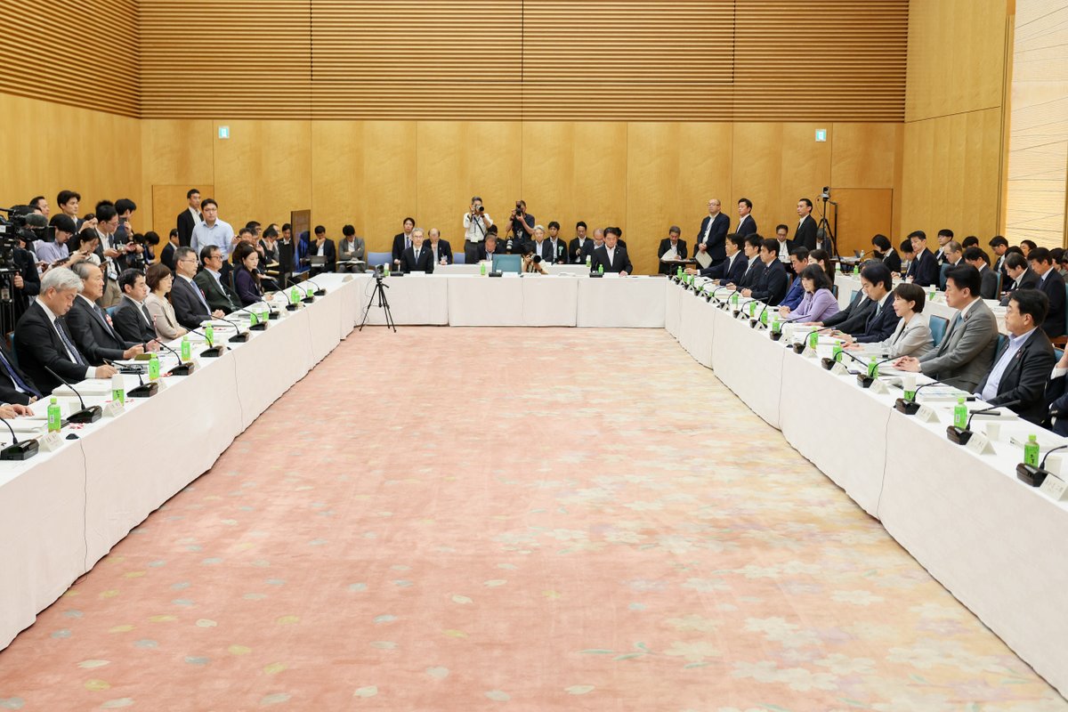 takaichi_sanae's tweet photo. 本日午前、経済財政諮問会議・日本成長戦略会議合同会議において、『日本成長戦略』及び『骨太方針』を取りまとめて頂き、了承されるとともに、『地域未来戦略』の報告を受け、3つの文書を午後に閣議決定しました。

各会議の議員・委員の皆様、各府省庁の皆様の大変なご尽力に感謝申し上げます。

今年の『骨太方針』については、その副題を、｢責任ある積極財政｣元年 ～日本の挑戦を起動する！～としました。

高市内閣は、｢今の時代を生きる国民の皆様｣への責任を果たすため、そして、｢22世紀を迎えることができる多くの若者達｣が｢未来は明るい｣と自信を持って言える日本を創り上げていくため、｢強い経済｣の構築と｢財政の持続可能性｣を一体的に実現していきます。

＜『日本成長戦略』・『地域未来戦略』について＞

我が国の｢潜在成長率｣は、主要先進国と比べて低迷していますが、｢日本人の底力｣､すなわち「技術革新力」や「労働効率性」などを表す数値は他国と遜色はなく、圧倒的に足りないのは｢国内投資｣です。

高市内閣では、｢行き過ぎた緊縮志向｣と｢未来への投資不足｣の流れを断ち切り、｢国内投資｣を徹底的にてこ入れします。

『日本成長戦略』と『地域未来戦略』で｢官民投資｣を誘発し､｢供給力｣を強化し、｢雇用と所得｣を増やし、｢消費マインド｣を改善し、｢事業収益｣が上がり、税率を上げずとも税収が自然増に向かう、GDP拡大の下での好循環を実現します。

｢危機管理投資」・「成長投資」から厳選した｢17の戦略分野｣について、それぞれ｢ワーキンググループ｣を設置し、学識経験者や企業関係者など延べ186人が参加し、54回にも及ぶ踏み込んだ議論を積み重ねた上で、各分野の中でも、｢勝ち筋｣を見定め、｢新たな官民の連携の形｣を具体化する、『官民投資ロードマップ』を策定しました。

過去の「官主導の産業政策」とは違い、「産学官で練り上げた政策」です。

具体的には、
・「半導体量産拡大」や「ゲーム」など確実な「足元の収益源」となるもの、
・「フィジカルAI」や「植物工場」など他国に先駆けて実証を進め「次の稼ぎ頭」となるもの､
・「量子」や「フュージョン」など「未来に向けた成長の芽」として研究開発支援から始めるものなど、
経済安全保障など様々リスク低減の必要性、海外市場の獲得の可能性、関連技術の国際優位性などの観点から、｢主要な製品･技術等」の戦略的な絞り込みを行いました。

『地域未来戦略』は、
・｢戦略17分野｣に関連する企業の大規模投資を起点に政府の地方機関が、自治体と連携して、広域の｢産業クラスター計画｣を策定する『戦略産業クラスター計画』、
・都道府県や基礎自治体が､「地域資源」を活用・発展させる計画を策定し、クラスターを形成する『地域産業クラスター計画』と『地場産業成長プラン』
の｢3類型｣で推進します。

｢3類型｣いずれにおいても、単発の支援ではなく、複数年計画の下､政府が伴走支援しながら､｢サプライチェーン｣から｢人材育成エコシステム｣の構築まで、広域かつ質の高い｢産業集積｣を目指します。

政府は､｢人材育成」、｢サイバーセキュリティ」、｢スタートアップ」といった、『日本成長戦略』の8つの「分野横断的課題」を解決するための具体的な措置を着実に実施し、｢17の戦略分野｣と｢産業クラスター計画」において先陣を切る｢官民投資｣を、日本全国へと拡大していきます。

『日本成長戦略』・『地域未来戦略』等を踏まえ、民間投資を引き出すために政府予算の｢予見可能性｣を高める観点から、通常の歳出とは別に、『「強く豊かな日本」投資枠』を創設するなど、｢予算編成の抜本改革」を行います。

この｢投資枠｣では、従来の政策の延長や制約を乗り越え、民間を含めた新たな発想や視点を取り込めるよう、｢要求上限｣、いわゆる｢シーリング｣を設けることなく要求できるようにするとともに、民間の｢予見可能性｣を高める為、複数年度の計画に基づくものを基本とします。

『日本成長戦略』では、2040年度までに累計370兆円を超える｢官民投資｣が期待されることが示されましたが、官の投資については、｢予算編成過程｣において、戦略分野の民間投資を実現するために真に必要かつ効果のある支援策を見極めて、具体化してまいります。

城内大臣には、｢17の戦略分野｣と｢8つの分野横断的課題｣への対応のうち主要な政策について、｢投資事業計画｣や｢主な予算事業｣等を盛り込んだ複数年度での『日本成長戦略実行計画』を、年末に向けた｢予算編成過程｣において取りまとめてもらいます｡

各担当大臣には、誰が、いつまでに、何を、どのように行うのかといった5W1Hを整理した上で、｢実行計画」に盛り込むべき施策について、｢概算要求段階｣から､城内大臣に積極的に提案してもらいます。

黄川田大臣には、地域の未来を支える｢産業クラスター｣の実現のため、各地域の実情を踏まえた、真に必要な｢インフラ整備｣、民間事業者向けの幅広い｢投資支援｣、｢人材育成｣などを実現するため、関係大臣としっかり連携して、『地域未来戦略予算パッケージ』の具体化を急いでもらいます。

＜骨太方針について＞

今年の『骨太方針』では、予算編成を抜本的に見直すこととし、新たな経済財政運営の取組を､｢責任ある積極財政｣に基づく『中長期経済財政計画』と位置づけました。

これに沿って、2040年度までを｢計画期間｣とし、2040年度に、250兆円の｢国内民間設備投資｣（2040年度のフロー）、1,100兆円に迫る｢GDP｣を実現するとともに、できるだけ早期に､実質1％を上回る､名目3％を上回る経済成長を定着させ､更に引き上げることを目指します。

加えて、｢債務残高対GDP比の安定的低下｣を｢財政運営目標｣の｢中核｣と位置づけるとともに、その中でも可能となる財政規模を精査し、今後の予算編成にあたって、市場の信認確保に配意しつつ、｢通年の国債発行額｣などを具体化していくことなどを通じ、財政の｢持続可能性｣を確保するなど、適切な｢マクロ経済財政運営｣に取り組んでまいります。

高市内閣は､発足以降､｢責任ある積極財政｣の考え方の下､｢強い経済｣の実現に取り組むとともに、予算全体のメリハリ付けを行うことなどを通じて、
・2025年度補正予算では、「補正後」の国債発行額について前年度以下に抑えました。
・2026年度予算では、国の一般会計において、新規国債発行額を2年連続で30兆円未満に抑えました。
・6月の補正予算においても､国債の市中発行額を増やさずに対応しました。

このように、｢財政の持続可能性｣と｢市場の信認確保｣にも十分配慮した｢経済財政運営｣を行ってきました。今後も、今回の『骨太方針』の下、こうした方針を堅持してまいります。

今後、こうした｢強い経済｣の構築と｢財政の持続可能性｣を一体的に実現する取組を更に進める中で､国民の皆様や国内外の市場関係者に､透明性高く、かつ一貫した説明をより丁寧に行うなど、｢コミュニケーションの強化｣を通じ、｢市場の信認｣を確保してまいります。

片山大臣には、今後の予算編成プロセスにおいて、『日本成長戦略』・『地域未来戦略』を踏まえて、今後取りまとめる『日本成長戦略実行計画』や『地域未来戦略予算パッケージ』について、｢成長への寄与｣や｢民間投資の誘発効果｣等を精査し、真に効果的な施策に重点的に措置されるようにするとともに、｢通年の国債発行額｣の具体化などを通じて、｢市場の信認｣を確保し、｢強い経済の実現｣と｢財政の持続可能性｣の確保を両立させる予算となるよう、取り組んでもらいます。

令和９年度を｢責任ある積極財政 元年｣として、こうした｢予算編成の抜本改革｣を、来年度予算に反映するなど、『骨太方針』を速やかに実行に移してまいります。