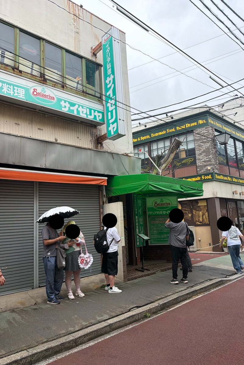 sleepingdoll_D's tweet photo. 取り壊し予定のサイゼリヤ1号店を見学
厨房はワンオペから始まったそうです
厨房も店内もとてもコンパクトでした https://t.co/ERsaGd1nZ5