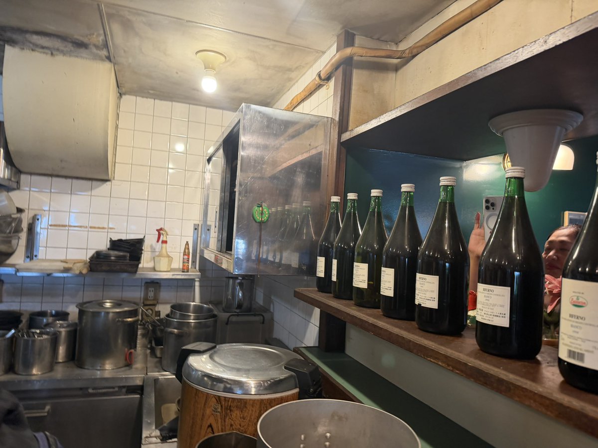 sleepingdoll_D's tweet photo. 取り壊し予定のサイゼリヤ1号店を見学
厨房はワンオペから始まったそうです
厨房も店内もとてもコンパクトでした https://t.co/ERsaGd1nZ5