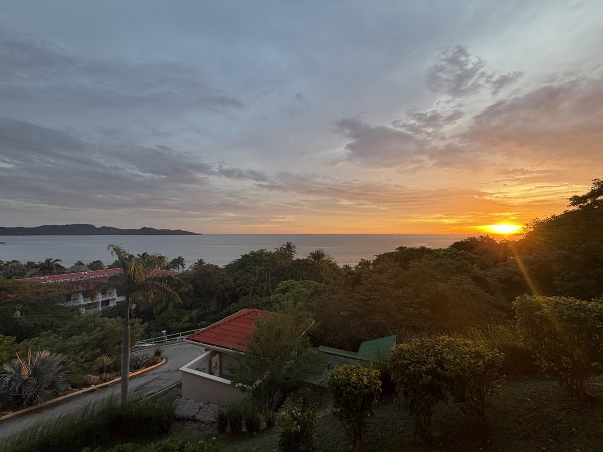 JasonJamieChan's tweet photo. Costa Rica sunsets never disappoint. 🌅
Ending the day with an incredible view over the Pacific Ocean. One of those moments where you simply stop, take it all in, and appreciate the beauty around you. 🇨🇷

#CostaRica #Sunset #Travel #OceanView #PuraVida https://t.co/hsxJDSlnNZ