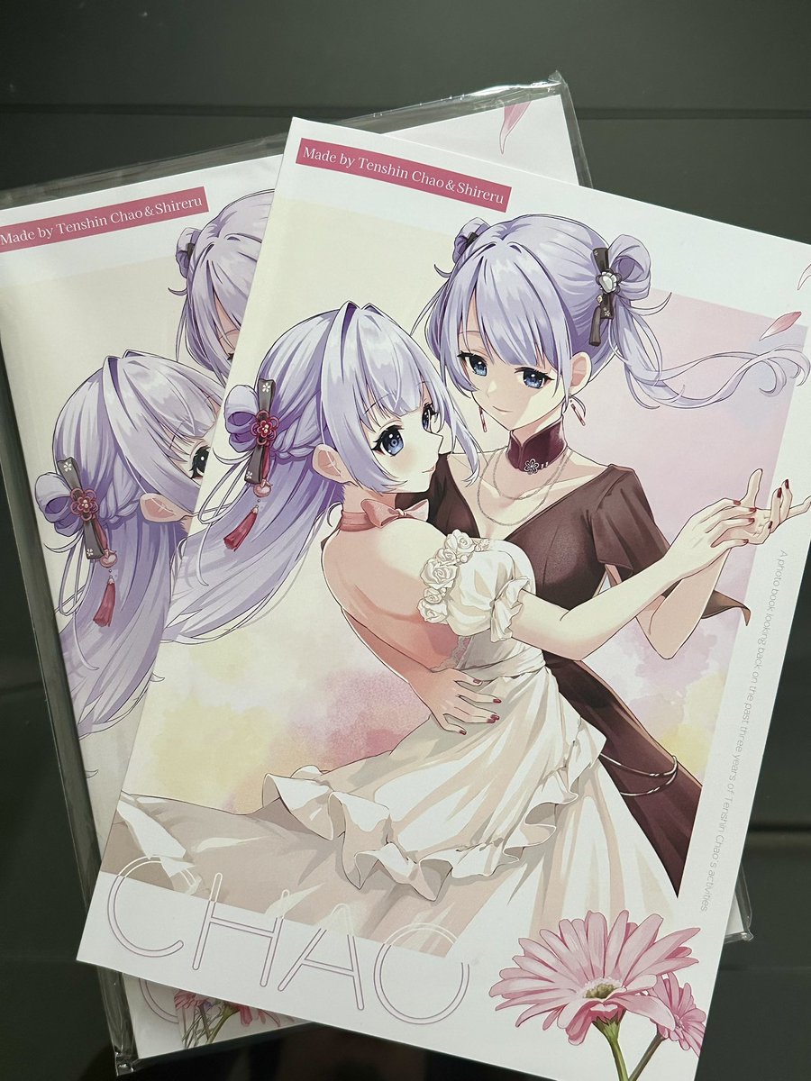 youok0629's tweet photo. 天心ちゃおさんのファンブック届いた！レイアウトが綺麗だし読みやすい！舞台裏的な話が多くて楽しい！色々頑張ってるんだなぁと思いながらも全体に感謝とか嬉しいとかそういう話が多くて読んでて温かい気持ちになりました。あとエラー版の書き込みすごい。マジで素晴らしすぎて語り尽くせない1冊(2冊) https://t.co/4L9enswIn3