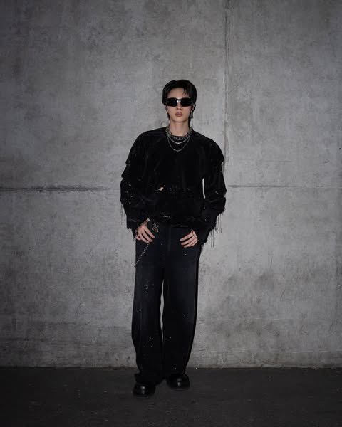 for_seokjin1992's tweet photo. [fastpapermag Instagram]

Custom Looks Gucci Prepared for BTS’s Jin and RM’s Performances🤟🏻

Gucci created exclusive custom looks for BTS members #Jin and RM’s world tour performances.

The two looks worn by #Jin and RM’s first look are all custom pieces designed and crafted by Gucci specifically for this tour. With materials and details re-crafted to match the atmosphere and performance of each stage, these special looks were created exclusively for this tour.

#JINxGucci #방탄소년단진 #진
🔗https://t.co/wZDtflUAdm