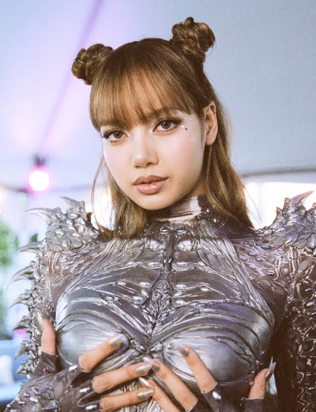 Kpop_Herald's tweet photo. .@BLACKPINK's Lisa is getting her own documentary, "Always Lalisa," set to make its world premiere at the 2026 Toronto International Film Festival. 🎬

The film captures a pivotal year in Lisa's career, from her solo and acting pursuits to Coachella and the 2026 FIFA World Cup opening ceremony.

#LISA #BLACKPINK