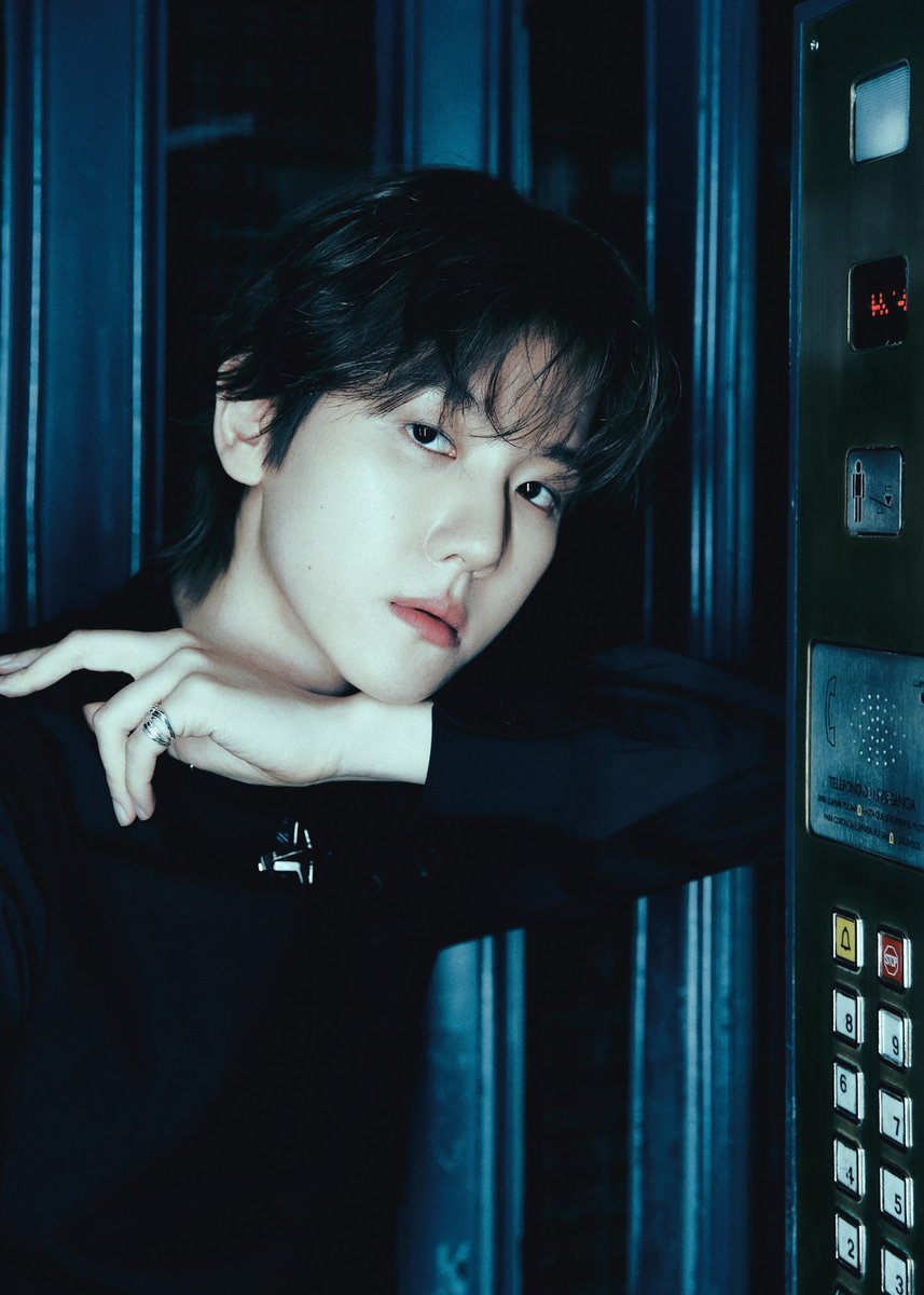 hourly baekhyun 🤍 tweet media