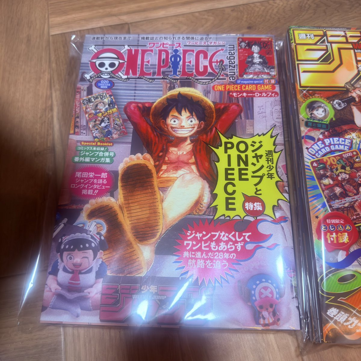 popoTCG's tweet photo. コレクターの悩み…

「ジャンプ、どう保管する？」🤔

嫁がダイソーでクリアポケットを買ってきてくれたので、付録カード付きジャンプを全部保護✨

これで折れや汚れも気にせず保管できそう😊

大事に飾っていきます🏴‍☠️

#ONEPIECE 
#ダイソー
#ジャンプ33号
#ONEPIECEmagazine https://t.co/ad7ou3pfwM