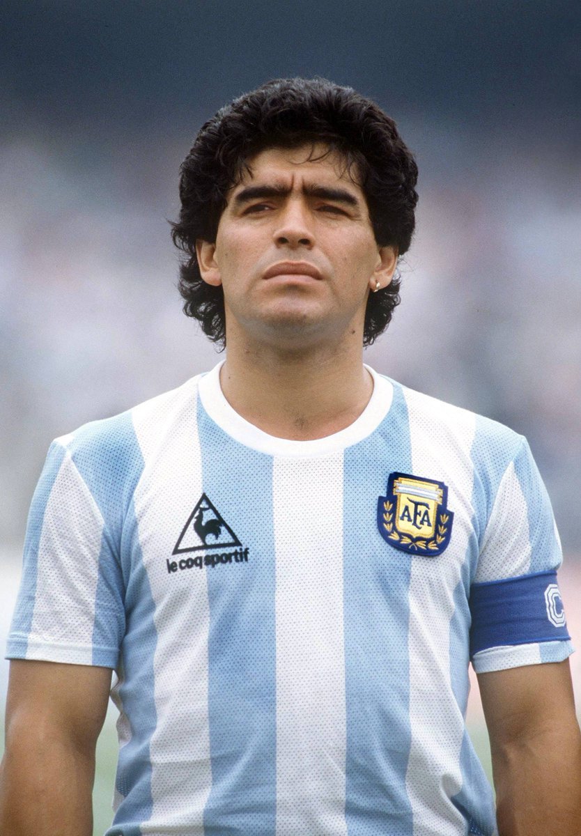 TheKipas_'s tweet photo. Orang tua dulu memang menggebu gebu soal Maradona ke kita.

Sekarang kita lagi di fase yang sama dengan Messi buat anak kita nanti. Ini siklus sepak bola yang indah.

Maradona di mata orang tua kita, pasti 1986 jadi puncaknya, gol tangan Tuhan & gol solo vs Inggris yang dianggap gol terbaik sepanjang masa.

Maradona bukan cuma pemain hebat, tapi pemberontak, anak kampung dari Villa Fiorito yang ngalahin orang kaya dengan skill dan nyali.

Buat generasi 70-80an, Diego itu simbol perlawanan dan kebanggaan Argentina.

Orang tua kita cerita Maradona udah kayak cerita legenda. Mereka cerita kalau Maradona itu cukup sendirian aja lawan musuh satu tim.

Sekarang giliran kita yang bakal cerita ke anak. Messi itu keajaiban konsistensi. Dari La Masia, dianggap terlalu kecil, sampai jadi yang pesepakbola terbesar.

8 Ballon d'Or, treble, Copa America, Piala Dunia 2022, dan legacy Piala Dunia 2026 di usia 39 tahun.

Messi mewakili cerita yang beda. Bukan pemberontak liar seperti Maradona, tapi jenius pendiam yang kerja keras, rendah hati, dan akhirnya menang segalanya.

Kita pasti bakal cerita Messi ke anak kita dengan cara yang sama orang tua cerita Maradona ke kita. 

Ini yang bikin sepak bola abadi. Tiap generasi punya idolanya sendiri.

Dulu Maradona, sekarang Messi, nanti mungkin Mbappe, Haaland, Yamal atau bintang baru yang belum lahir.

Kamu lebih suka yang mana sebagai legenda generasi? 

Maradona atau Messi?
Atau ada nama lain yang bakal kamu ceritain ke anak nanti?