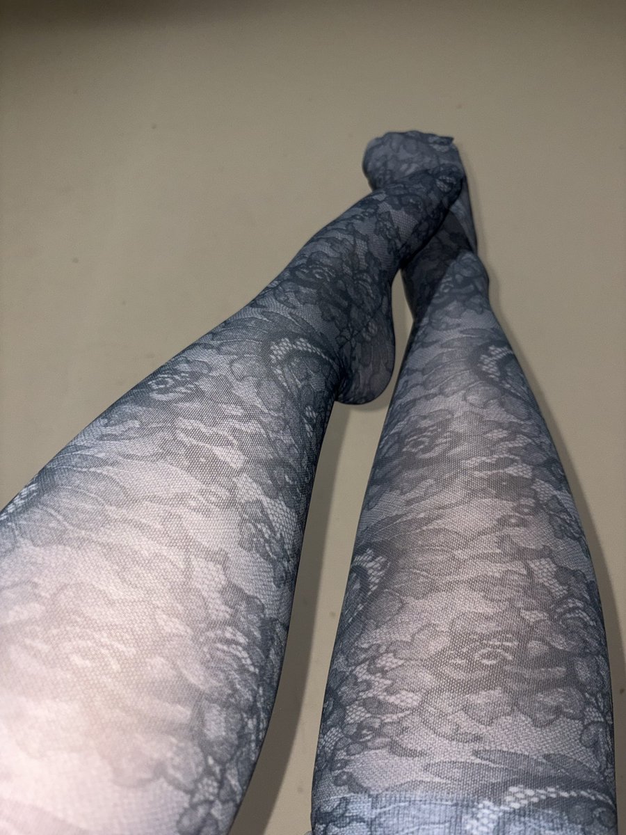 Kesharay26's tweet photo. https://t.co/A7QAbhn6oK come say hi 🤗

#footfetısh #feetworshi̇p #onlyfeet
#feetbuyer https://t.co/CNkTLfmAug