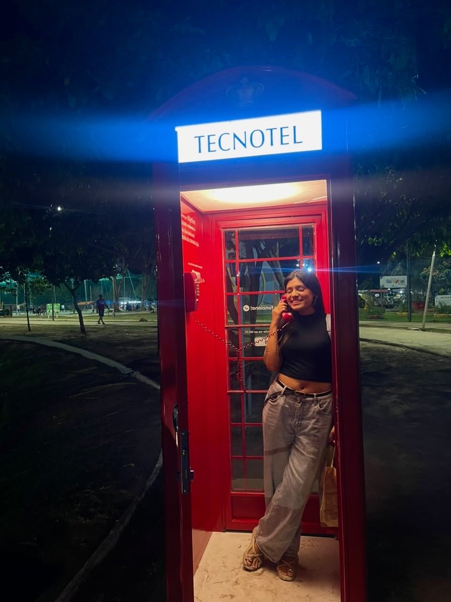 roberrtaflor's tweet photo. eu tenho um ficante e ele sempre pede pra tirar fotos minhas em momentos aleatórios, hoje ele pediu pra eu fazer alguma pose nessa cabine telefônica pq ele achou legal https://t.co/a31v7FWSQw