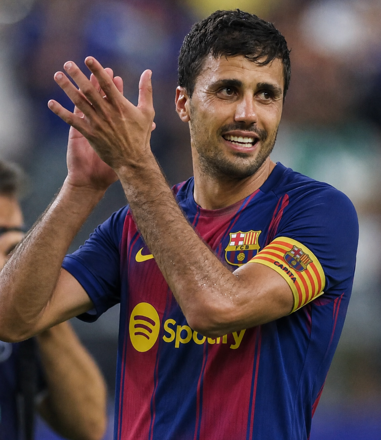 abosalaharena's tweet photo. برشلونة قدامه يعمل صفقة تاريخية تخليه يكسب دوري أبطال أوروبا مرتاح الموسم الجاي 🔥

حتي الأن رودري عاوز يمشي من مانشستر سيتي بسبب عدم تقديرهم له و عدم زيادة الراتب له بسبب الاصابة
و منفتح جدا للإنتقال إلي اسبانيا

الفكرة إن فلورنتينو بيريز متردد في التعاقد معاه

برشلونة بقي محتاج جدا يجيب قلب دفاع قوي
لكن انا مقتنع إن المشكلة مش في قلب الدفاع بقدر ما المشكلة في إن مفيش لاعب يُفسد مرتدات الخصوم

فـ إيه المانع بدل ما تجيب مدافع .. تروح تشتري رودري

أقسم بالله هيبقي نص ملعب فتاك حرفيا
رودري للاستحواذ و افتكاك الكرات 
بيدري للاستحواذ و التحكم في الريتم
أولمو بذكاؤه في الزيادة الهجومية

رودري قائد بالمعني الحرفي وهيفرق جدا مع برشلونة
متفصل أصلا علي طريقة لعب البارسا 

و لو لازم تجيب قلب دفاع .. روح هات ستونز او لابورت