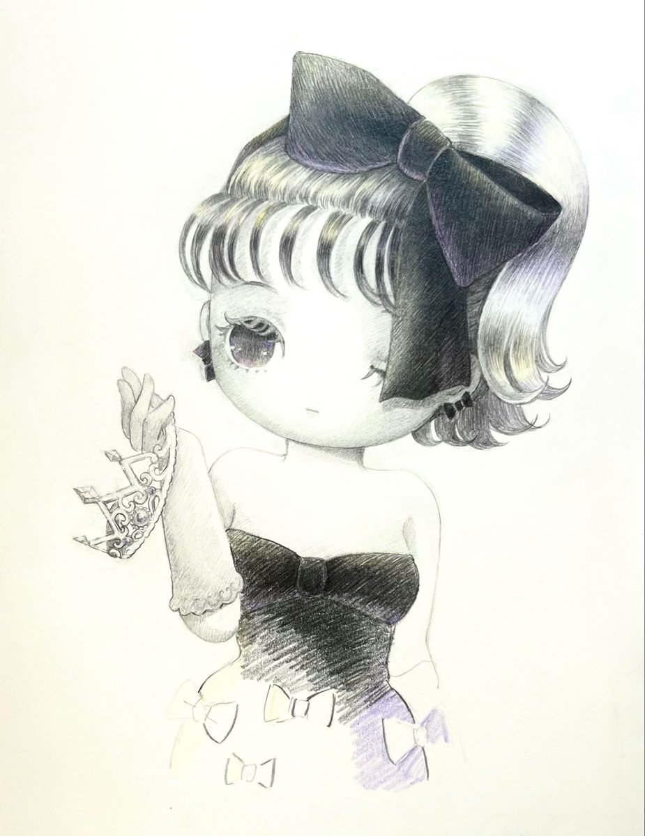 鉛筆で女の子を描いてます✏️👑 データ化が難しいので、 原画をご覧