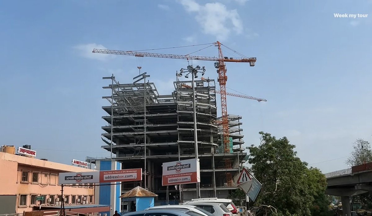 gujarat_com's tweet photo. 🚉 Ahmedabad Railway Station redevelopment is progressing at a rapid pace.

The ₹2,383 crore project will transform Kalupur into a modern multimodal transport hub with seamless multi-modal connectivity.

Pics - week my tour https://t.co/bDnc8yMAdQ