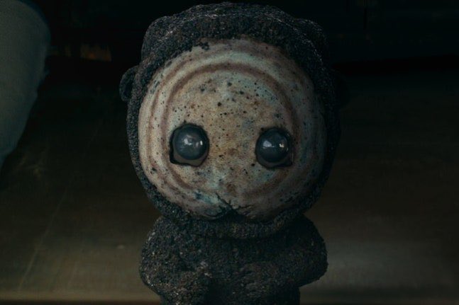 infodrakor_id's tweet photo. Sutradara The East Palace akhirnya ngomongin ggeomeoksali, si mungil yang sekarang jadi maskot favorit penonton sampe dibanjiri permintaan merch.

Katanya, ggeomeoksali ini bukan dari legenda Korea kuno, tapi dari cerita rakyat modern. Proses bikin karakternya juga lumayan sulit karena harus sering berinteraksi sama tokoh utama, punya kekuatan besar, dan bisa berubah wujud.

Desain akhirnya terinspirasi dari patung batu dan boneka tanah liat khas Korea biar terasa lebih autentik.

Terus soal pas ditanya soal merch, Sutradaranya cuma bilang, "Itu mah bukan keputusanku. Tapi kalo penonton banyak yang suka, siapa tahu nanti benar benar dirilis." 

NETFLIXSEU DENGERIN NIH 🤣🤣

https://t.co/DHMiCb91Cr