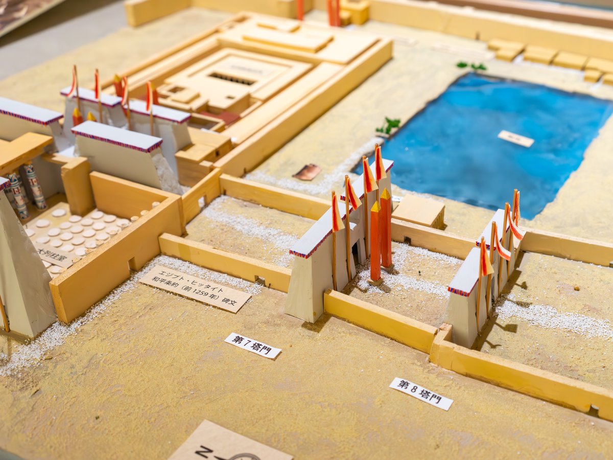 aom_tokyo's tweet photo. 【開催中！】

#古代オリエント博物館 夏の特別展
「 #古代オリエントのたてものとまちづくり　ー模型で探検！ー」

模型は、何を見せたいかによって、さまざまな縮尺で作られています。
建物の中で、人は何をしていたのか？
どんな街並みだったのか？
都市はどのような形をしていたのか？

そんな違いを見比べる手がかりになるのが、「1/◯◯」と書かれた「縮尺」です。
キャプションに書かれているので、確認してみてくださいね。

また、同じものが模型によってどのように表現されているかにも注目です。
左の写真の模型では、人びとが祈ったり、ものを作ったりしている様子が分かります。
一方、右の模型では、人間は小さな小さなゴマ粒サイズに👀（見えますか……？）

ちなみに、まち全体を小さく表した模型のいくつかには、
参考として「 #サンシャインシティ 」がそれぞれの縮尺で登場しています👇
ぜひ会場で探してみてください！