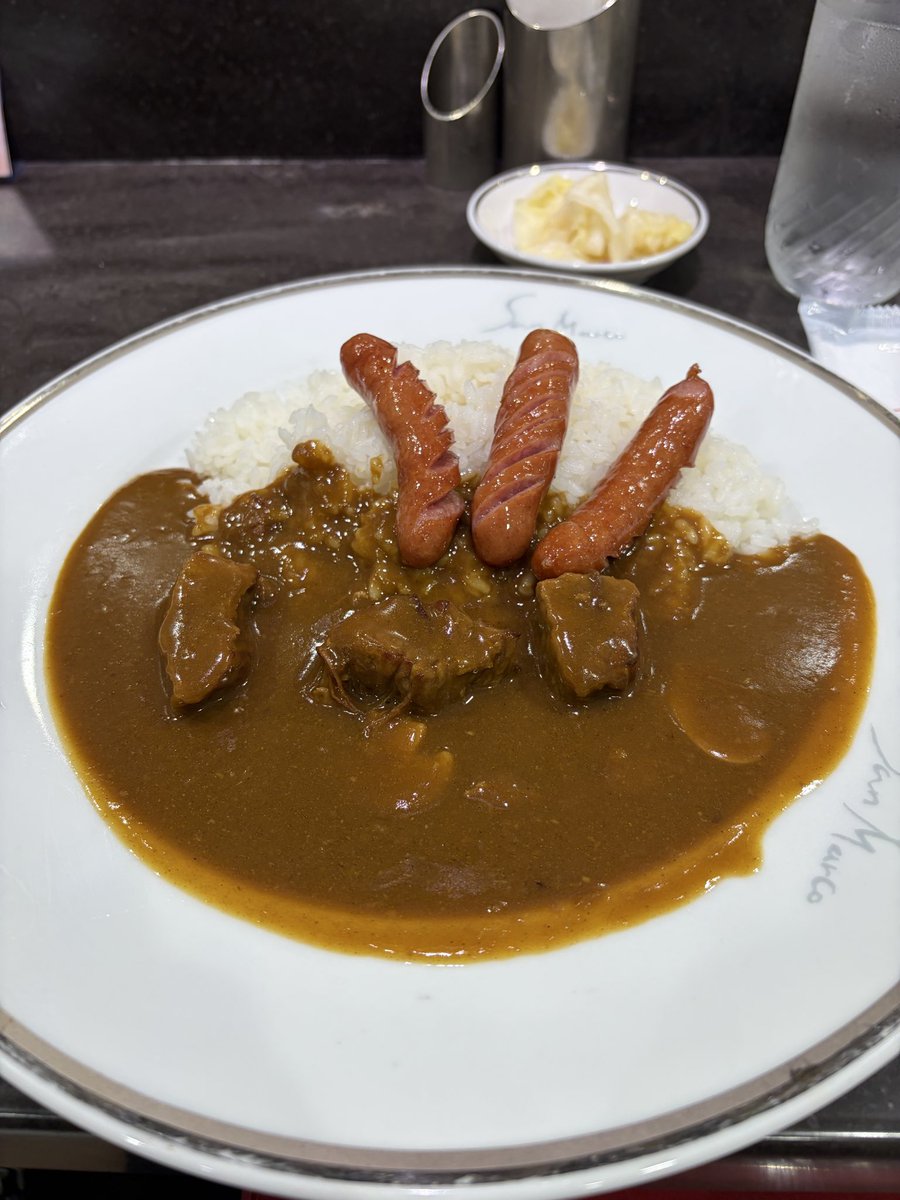 Tony19684166's tweet photo. 今日のランチはサンマルコ東武池袋店🍛
ビーフカレーにウインナーをトッピング！
コクのあるルーにピリ辛のアクセントが絶妙で、最後まで美味しくいただきました。
ごちそうさまでした。

#サンマルコ #東武池袋 #池袋ランチ #ビーフカレー #カレー #ランチ #グルメ #ピリ辛 https://t.co/mTyzuyoou1