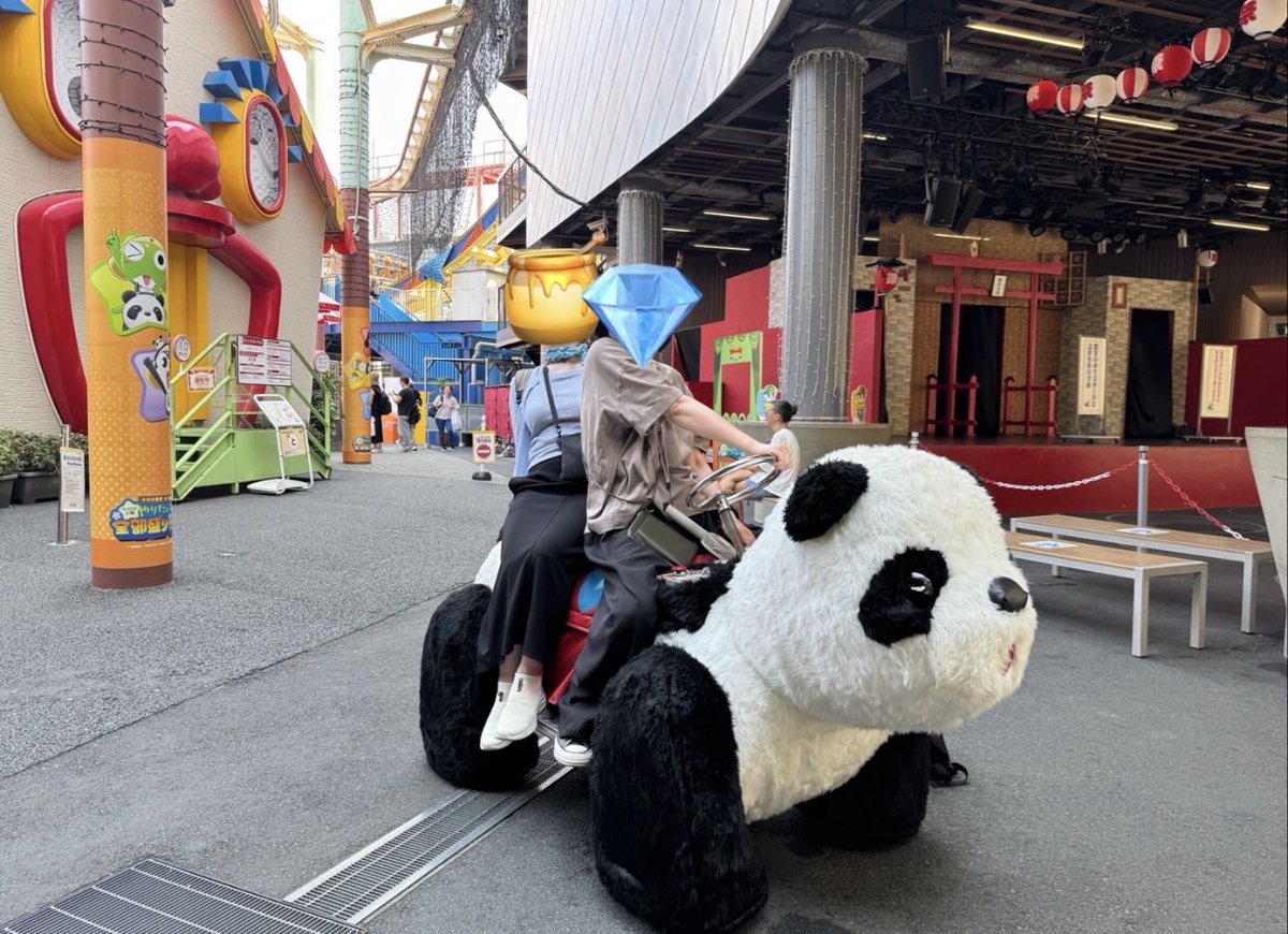 kaogakayui's tweet photo. パンダ誘導係・ちゃんまきちゃん🤣
日頃の車の運転技術を生かして、パンダをベストポジションへ🐼
思った以上に再現できて大満足🤭✨

そして、快く撮影してくださった仙台のロろファンのお二人、本当���ありがとうございました🥹💕
おかげでお気に入りの1枚になりました📸✨

#ROIROM
#花やしき https://t.co/KJxauscMmq