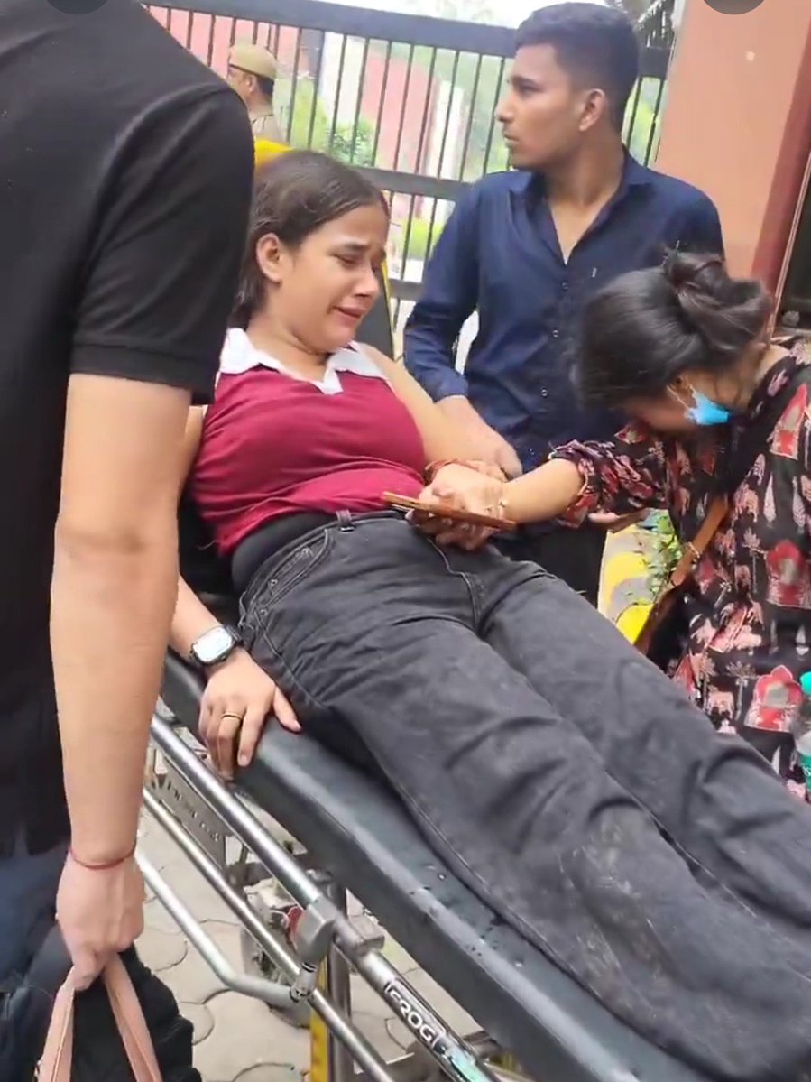 Voiceofhindus's tweet photo. 🚨 HINDUS, WAKE UP! DON’T BE A PAWN!

Don’t run to Jantar Mantar just because your friend told you to.  

One stampede and your hand gets broken. No one, not your friend, not the organizers, not the “leaders” will pay your hospital bills. First earn money, secure your future, then decide if you want to protest.  

These conspirators are feeding money to the influencers you follow to brainwash you. You’ll end up crying and wandering like these girls, your hand or body will never heal properly, while your life lies in ruins.

The Cockroach Janta Party is a complete FRAUD.

They are taking money from foreign conspirators like the CIA to create chaos and do riots in the shadow of student protest, to change the regime of Modiji

SHARE THIS RIGHT NOW.

Tag every Hindu you know. Warn them before they become the next victim.  

Don’t let foreign-funded frauds use our youth as cannon fodder.

Save Hindus. Expose the game.