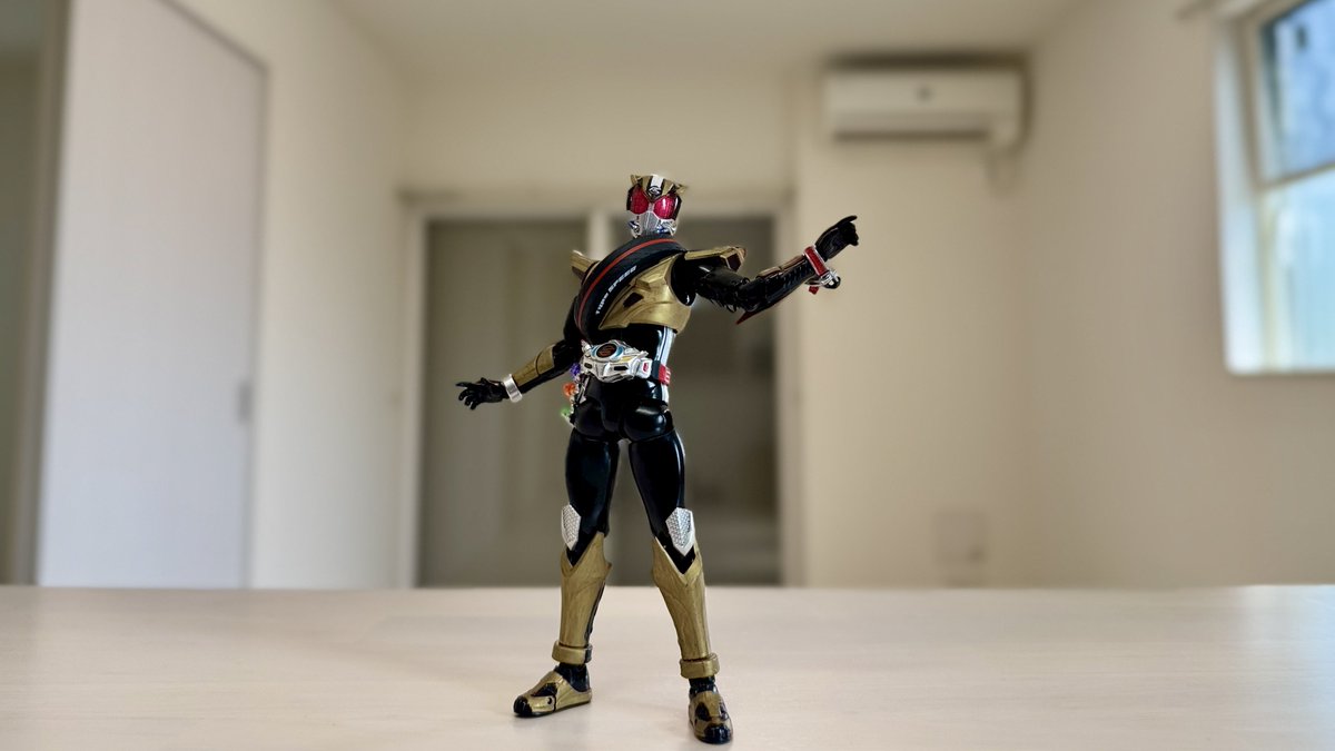 ringolien's tweet photo. 本日より新居解禁、引っ越しは来月だけどフィギュアとかだけ自力で運び中。
この人は片付け中に出て来た謎の人。

これからは『ゴルドドライブ』と呼べ！
\ﾊﾞﾝﾉｯ‼︎/ https://t.co/q5PnCPdpEy