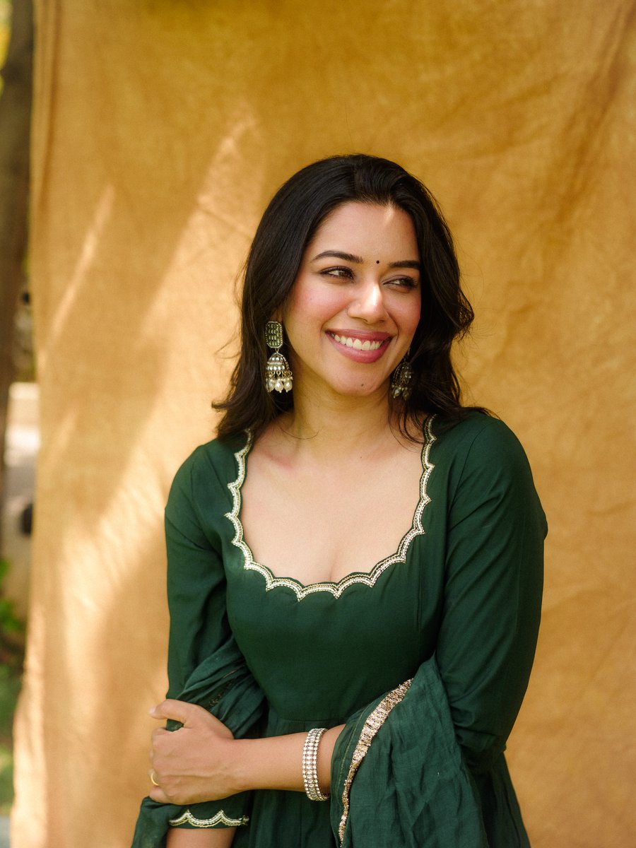 ThamizhPadam's tweet photo. Emerald dreams  ✨💚

#MirnaliniRavi #RootedinGrace #EthnicFashion #DesiVibes #Thamizhpadam #WhackedOutMedia @mirnaliniravi https://t.co/9vSvK4B94k