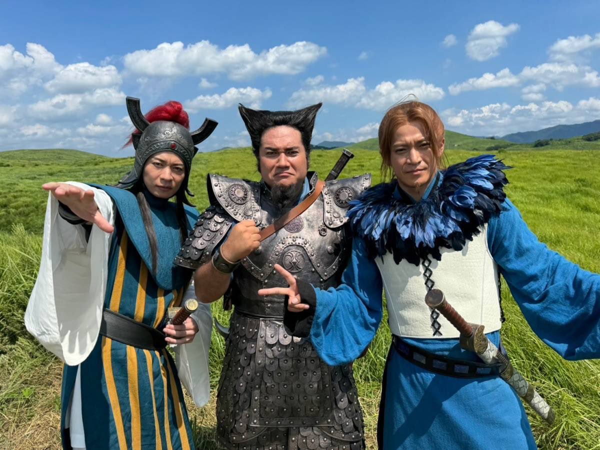 ajakatsuya's tweet photo. 映画キングダム
走り出しから盛り上がってるみたいで
旬と圭と一緒に
この一瞬だけだったけど楽しかったな〜
何故かジャンケンでグーチョキパーになってるw
#キングダム
#小栗旬
#田中圭
#汗明 https://t.co/ab2MI7S9NU