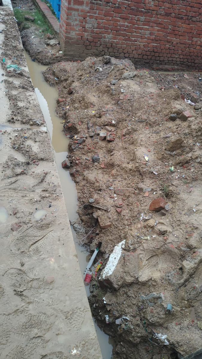 Lko_VivekSharma's tweet photo. अब इसको क्या कहें...अस्त-व्यस्त नाला निर्माण या.. कॉलोनी वासियों सहित राहगीरों की 'नज़्मबंदी'.🤔 स्व.अवलोकन कर जनता को बताएं..@LMC_Lucknow 
लखनऊ #LMC ज़ोन 6 (हरदोई रोड) अंधे की चौकी स्थित इज़्ज़त नगर मोहल्ले में विगत 5 माह से जारी इस नाला निर्माण ने.. मुख्य मार्ग ही ठप कर दिया..ना स्कूल बसें आ रही..ना ही आकस्मिक स्थिति में एम्बुलेंस ही आ सकेगी..यहां तो स्थानीय नागरिक जैसे अपने ही घरों में कैद किए हुए महसूस कर रहे..🙄
जनहित में तत्काल यहां कोई अस्थाई पुलिया निर्माण अथवा पैदल आवाजाही का ही रास्ता बनाया जाना हितकारी होगा श्रीमान..@AKSharmaOffice @Sushma_Kharkwal @AdminLKO