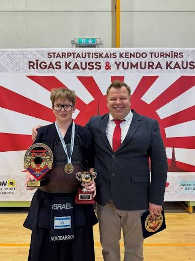 LouFrance75's tweet photo. Autres grincements de dents :

Ilay Volodarsky (14 ans) remporte la médaille d'or aux championnats de kendo U18 Junior Yumura Cup en Lettonie. https://t.co/fWX8xwoPVb