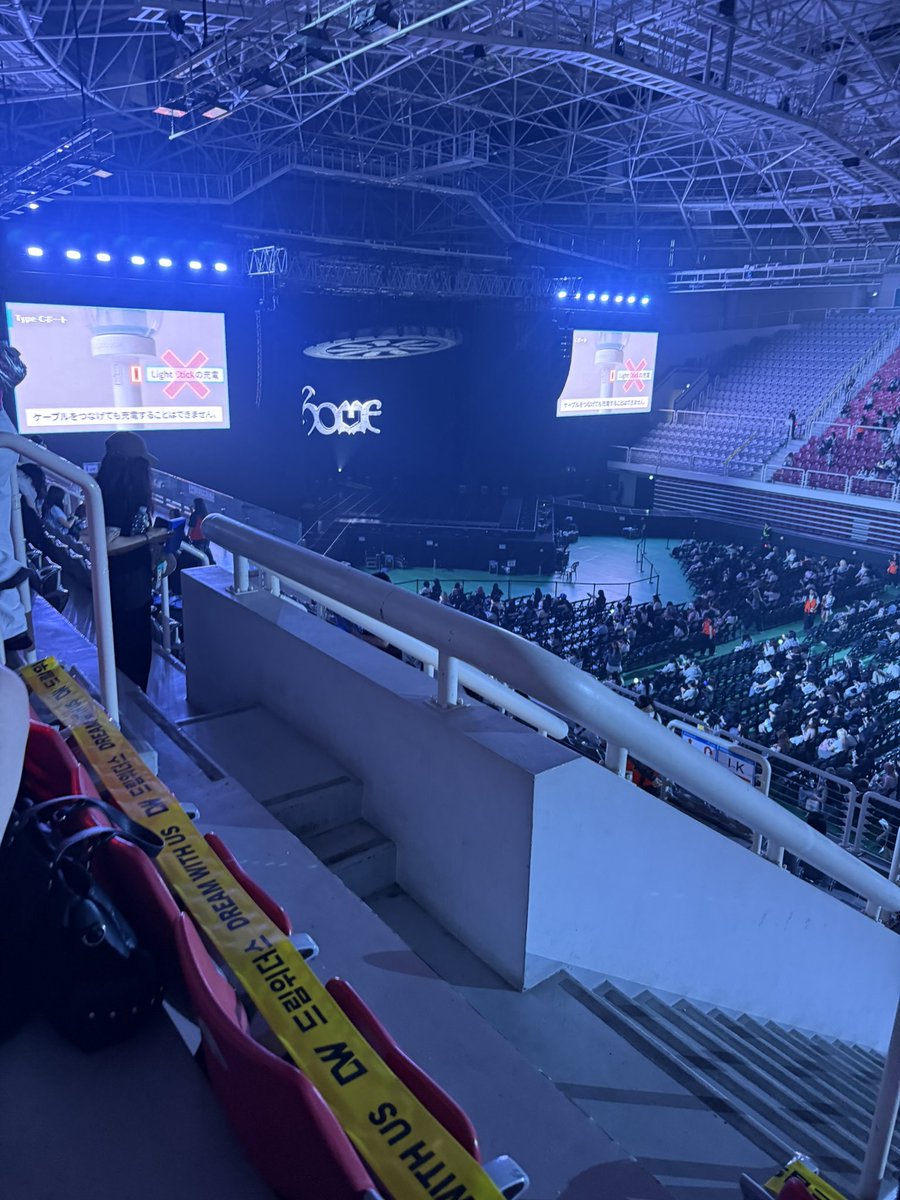 yuum_ee's tweet photo. 화정 여기도 자리개병크 원래 저 난간에 가려진 곳에 돌출 또 있는데 저 ㅁㅊ난간새끼때문에 아예 가려짐 https://t.co/i05dnHqaQP