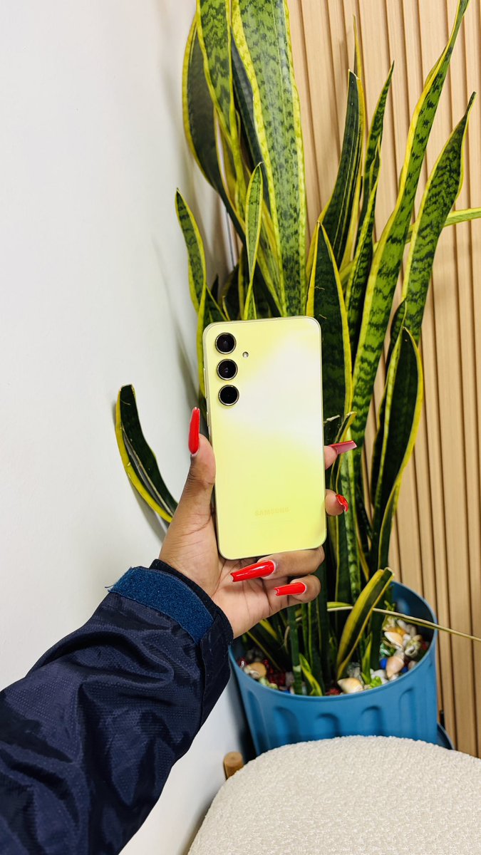 PhoneExpressKe's tweet photo. LEVEL UP🔥

Samsung Galaxy A55 5G
Color code:Awesome Lemon🍋
Condition:Mint Pristine💧
8GB Ram|256GB Storage 
Ex-USA🇺🇸
Neat🫧
🔊Stereo Speakers
🎥4k@30fps
🫆Under Display Fingerprint 
📺Dynamic Amoled 2X,120Hz,HDR 10+
       6.6 inch Screen
⚙️Powered By Exynos 1480 (4nm)
📸50 Megapixels
📑6 Months Warranty 
📶Physical Dual Sim Cards
🔋5000mAh
🏷️Free 25 Watts Super Fast Charger + Cable
🏷️Free Premium Clear Case 
🏷️Free OG Deluxe Screen Protector 
Delivery Countrywide 📦🚚
30,000ksh
Happy Shopping 🛍️ 🛒