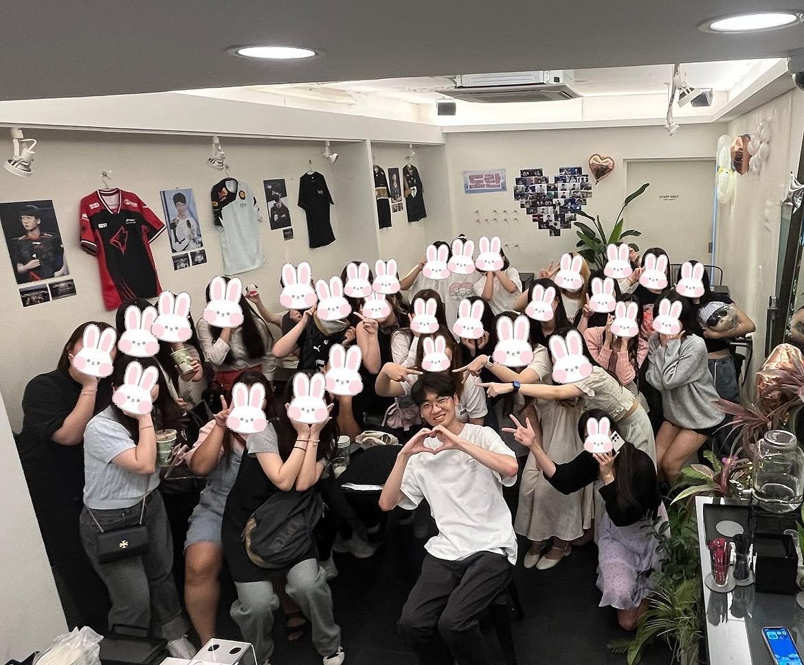 dearyhyeokie's tweet photo. 2023, Doran posted a photo with his fans on his Instagram, covering their faces with rabbit stickers.

2026, As soon as he arrived in Korea, Doran went straight to his birthday event to celebrate with fans.

He absolutely adores his fans~ ^^ https://t.co/Jw6RPj6JLi