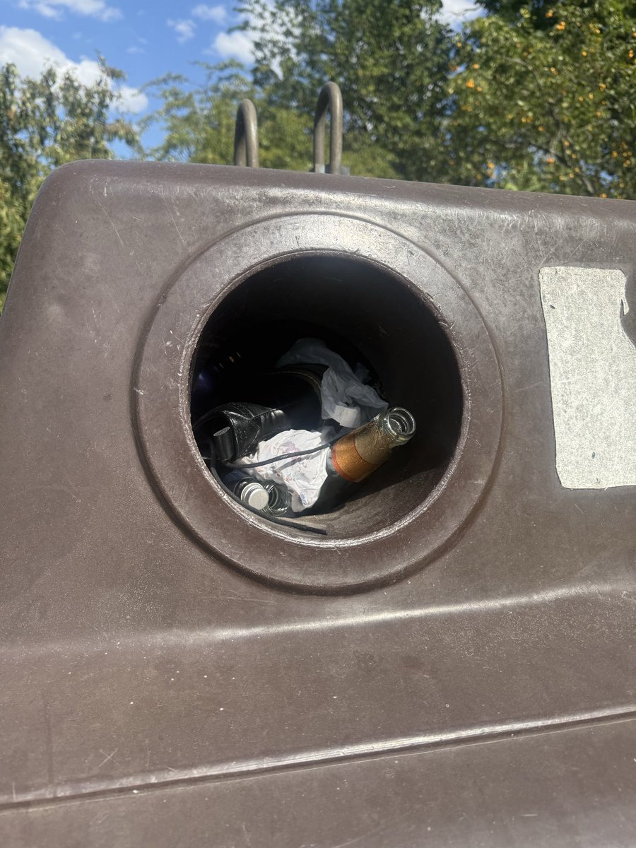 AlexandraC76590's tweet photo. @dartfordbc and this is what we pay  council tax for?! Please can we get this sorted? https://t.co/x1zklIjX85