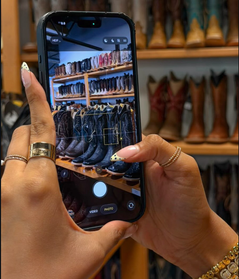 seharkhalid143's tweet photo. Kabhi kabhi mere dil main khyal aata hain ki ye sab bane hain sirf mere liye 🤩#shoping https://t.co/5AuFbye4g6
