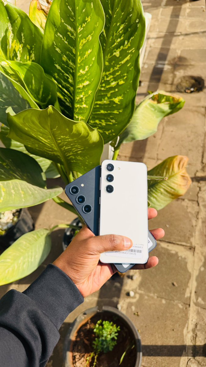 collo_skunky's tweet photo. 📱♠️WE SELL &amp; REPAIR PHONES♠️ 📱

⭐ What We Offer:
♦️ Brand New Smartphones
♦️ EX UK Phones – Tested &amp; Trusted
✅ All Phone Accessories Chargers, Cables,Earphones &amp; More
✅ Professional Phone Repairs
📌Location: Cookie house 1st floor shop 111
DM OR CALL..0741619610 https://t.co/pJfYyCz1kG