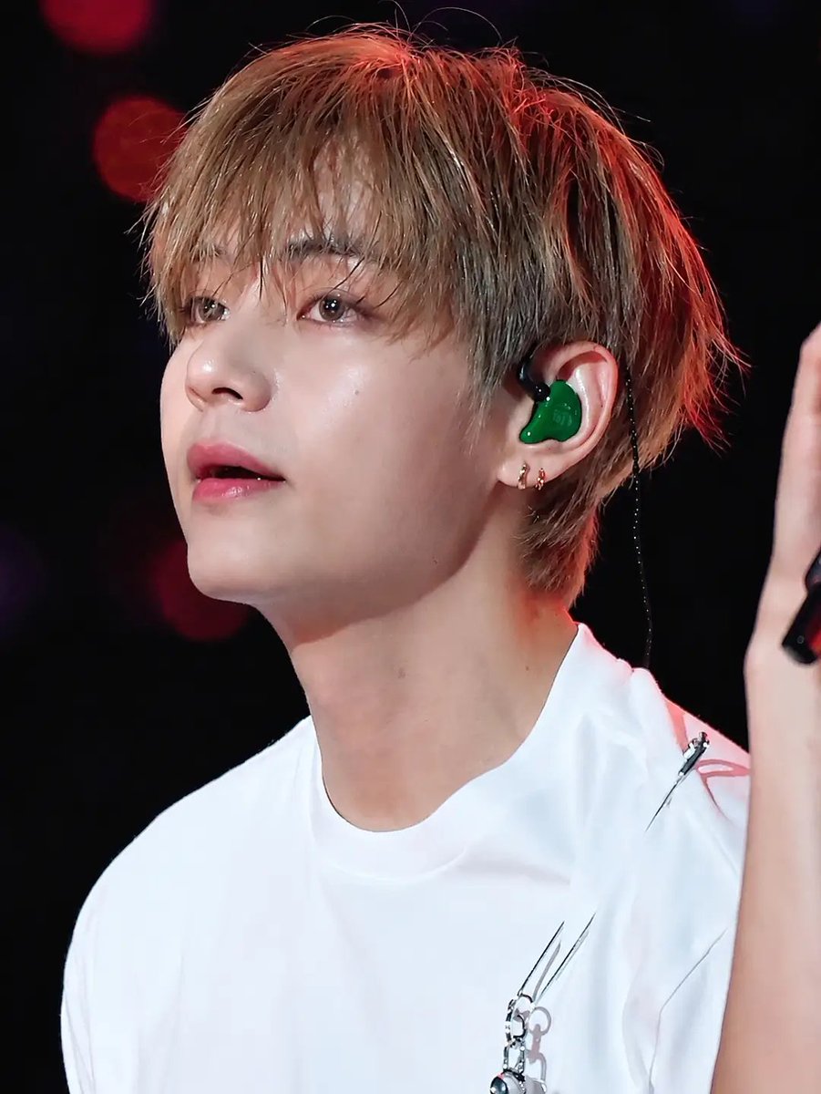 WithLotsOf_Love's tweet photo. ARMY~ Are you more of a sympathetic person or an empathetic one?

#WithLotsOf_Love
#Kimtaehyung https://t.co/vHThsQSVWS