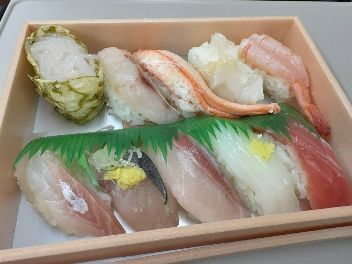 fedeco1194's tweet photo. 昼も寿司にした
一周回って、絶対金沢で食べないチーズ炙りサーモンとか食べたくなってきたw https://t.co/pBlP2XkRE9