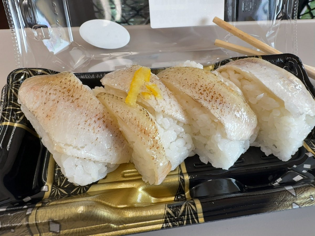fedeco1194's tweet photo. 昼も寿司にした
一周回って、絶対金沢で食べないチーズ炙りサーモンとか食べたくなってきたw https://t.co/pBlP2XkRE9