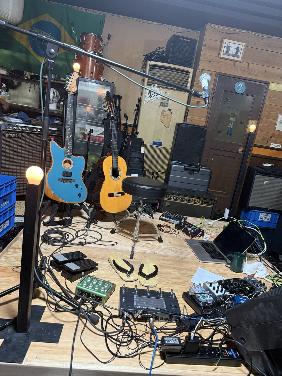 kuuuu2020's tweet photo. ブラジルコーヒー
君島さん、前日名古屋入りして
散歩してたら草履の緒が切れた？
「取れた」そう、、
#花落知多少 https://t.co/8VbI51EbVX