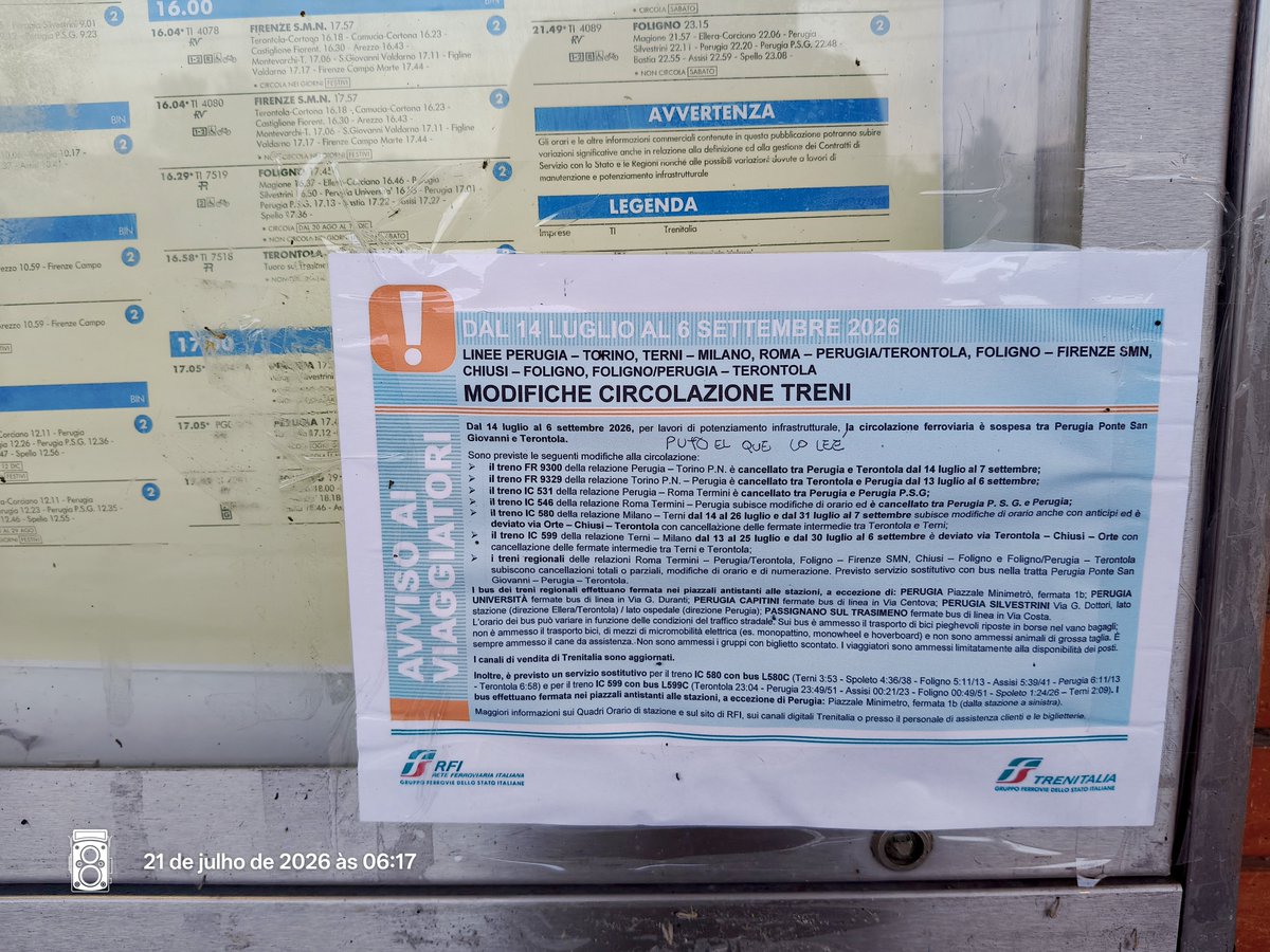 noccioletta2's tweet photo. Senza traduzione in Inglese, appiccicato lì, nomina una "ordinanza provinciale" che vale solo per alcuni bus e per altri no.
Menefreghismo e incompetenza regnano sovrani (a partire dal livello istituzionale).
#Busitalia #Trenitalia #Passignano https://t.co/JqIsic0O4V