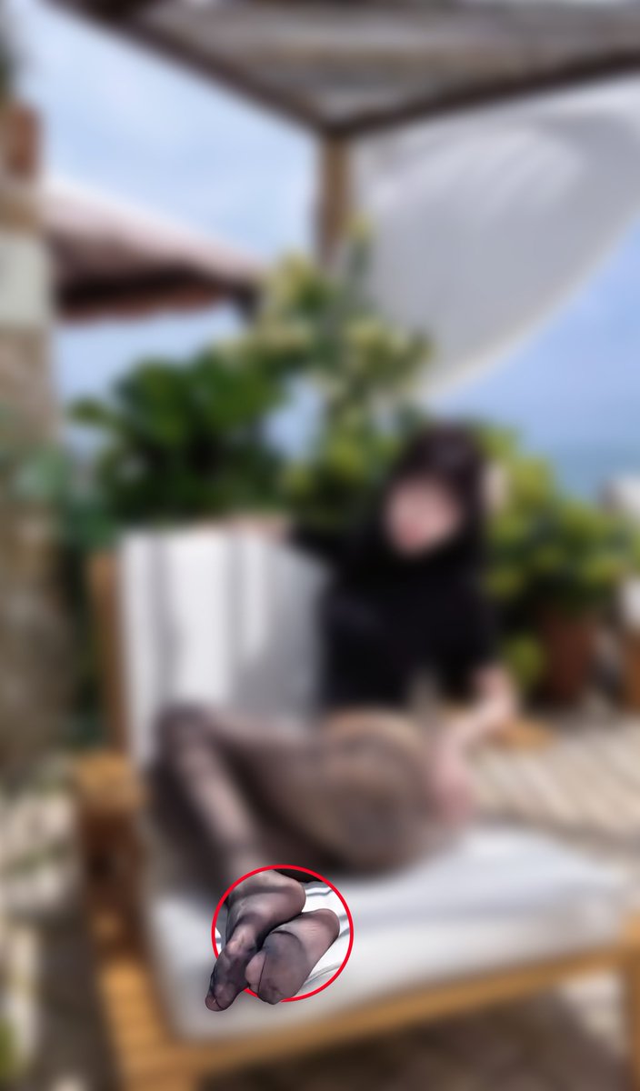Porcelainany's tweet photo. 宝宝，今天的男摄影师人超好哎～一直夸人家好看，连拍摄费都没收呢
先给你发几张原图预览，怎么回事信号这么差，发出来都糊糊的...哎呀先不说了，他催我去里屋拍私房了，手机先放一边啦，等我回家哦～
#马赛克 #马赛克挑战 #红框挑战 #丝足  #玉足 #恋足癖 #反差 #阳痿早泄 #绿帽 https://t.co/gA03pBhbJp