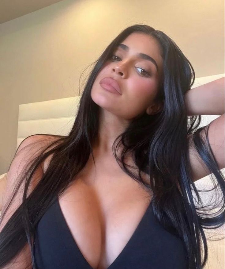 NishCurse_'s tweet photo. Kylie Jenner making the "photo dump" look like a magazine cover. https://t.co/dCtPfEplr4