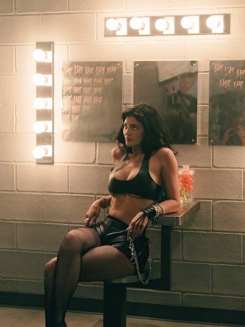 NishCurse_'s tweet photo. Kylie Jenner making the "photo dump" look like a magazine cover. https://t.co/dCtPfEplr4